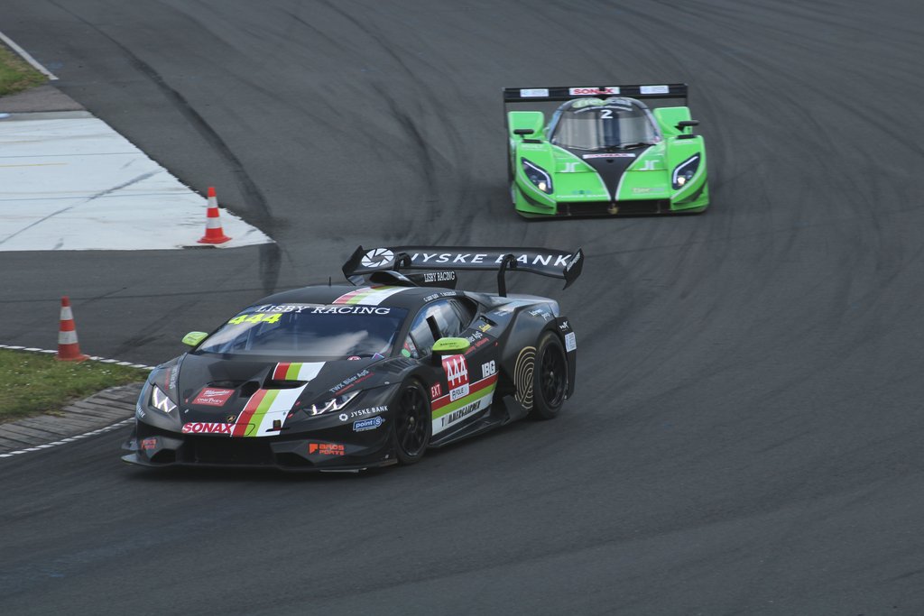 Sådan så billedet ud i Extreme i heat 1 – men der blev byttet rundt på Gunnar Lisby Kjær i den sorte Lambo og Morten Straarup i den grønne Aquila derefter
(Foto: JJ Media)